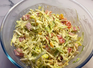Фото Здоровый и вкусный вегетарианский салат "Цезарь" в домашних условиях.