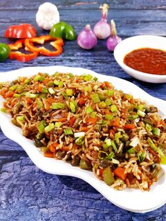 સેઝવાન રાઈસ (Schezwan rice recipe in Gujarati) રેસીપી મુખ્ય ફોટો
