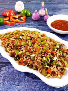 સેઝવાન રાઈસ (Schezwan rice recipe in Gujarati) રેસીપી મુખ્ય ફોટો