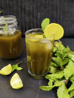 मिंट कूलर (mint cooler recipe in Hindi) रेसिपी मुख्य फोटो