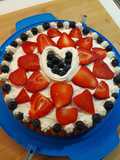 Crostata morbida con crema chantilly, fragole e mirtilli