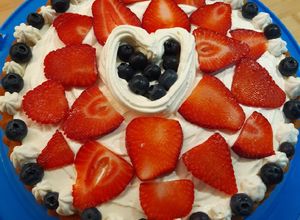Foto di Crostata morbida con crema chantilly, fragole e mirtilli