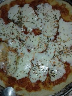 Una foto de Pizza casera muy fácil estilo a la piedra