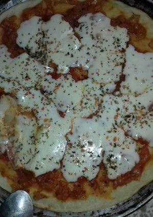 Una foto de Pizza casera muy fácil estilo a la piedra