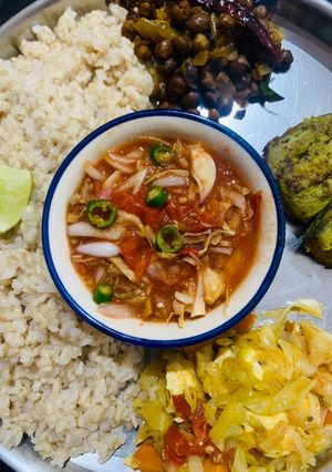 A picture of Kaddi patalghanta chudchuda (Roasted tomato with bamboo shoots).