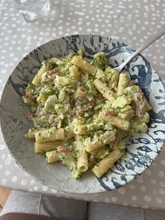 Una foto de Macarrons amb bròquil i bacó