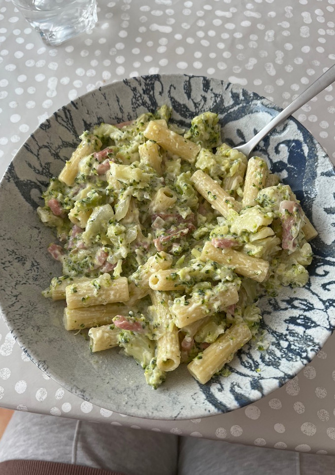Una foto de Macarrons amb bròquil i bacó