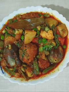 ઊંધિયું (Undhiyu Recipe In Gujarati) રેસીપી મુખ્ય ફોટો