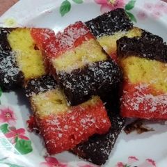2 in 1 lamingtons 😋 strawberry & chocolate A picture of 2 in 1 lamingtons 😋 strawberry & chocolate.