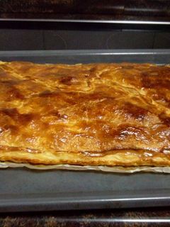 Una foto de Empanada de manzana con beicon y queso