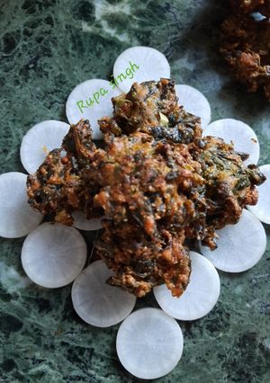 मूली के पत्तों के पकोड़े (Mooli ke patto ke pakode recipe in hindi) रेसिपी मुख्य फोटो