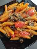 Penne all'aglio, acciughe, pomodoro, olive nere