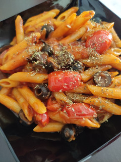 Una foto de Penne all'aglio, acciughe, pomodoro, olive nere