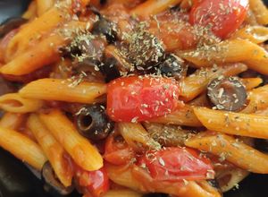 Una foto de Penne all'aglio, acciughe, pomodoro, olive nere