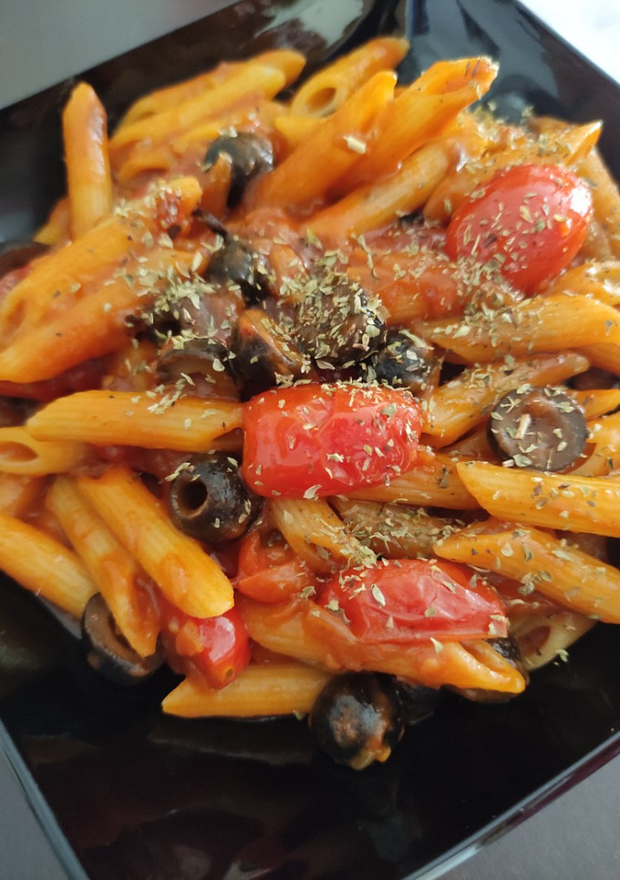 Una foto de Penne all'aglio, acciughe, pomodoro, olive nere