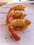 Brocheta de gamba rebozada en fideo de arroz y quenelle de patatas revolconas