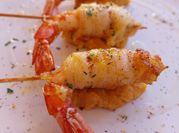 Una foto de brochetas de gambas