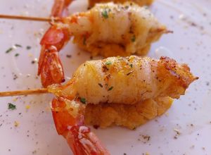 Foto principal de Brocheta de gamba rebozada en fideo de arroz y quenelle de patatas revolconas