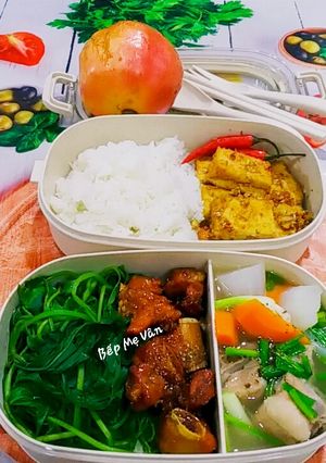 Hình của món Hộp Cơm Vui Vẻ 5:(sườn non kho,đậu hủ chiên sả...).