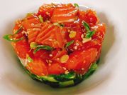 Una foto de pescado salsa ostras