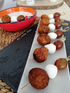 Una foto de Brochetas de mini falafel