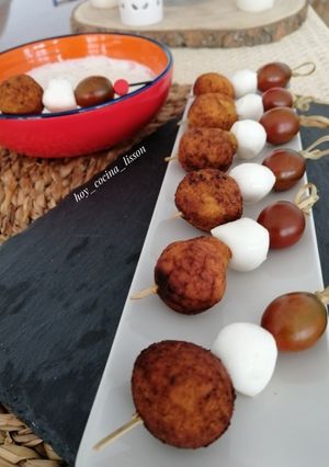 Una foto de Brochetas de mini falafel