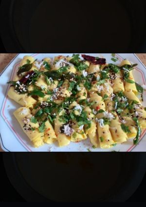 A picture of Khandvi.