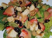 Una foto de ensalada de navidad