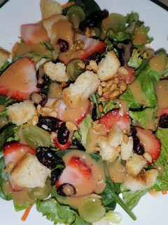 Una foto de Ensalada de lechuga, espinaca, fresa y uvas 🥬🥕
