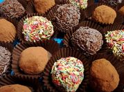Una foto de trufas de mantequilla de maní