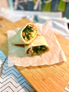 Una foto de Burrito de kale y quinoa con pollo en freidora de aire