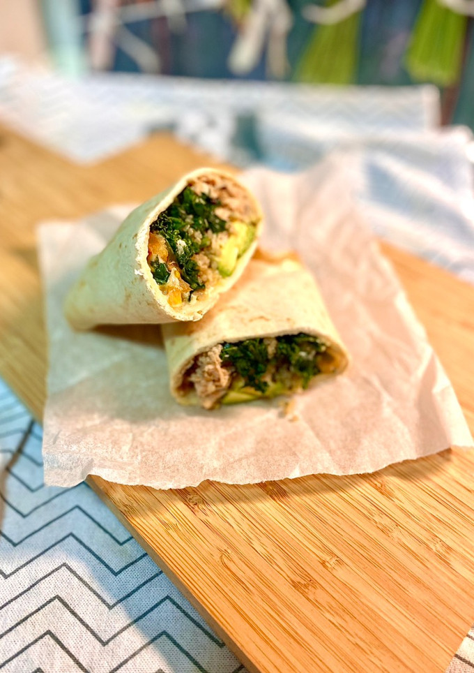 Una foto de Burrito de kale y quinoa con pollo en freidora de aire