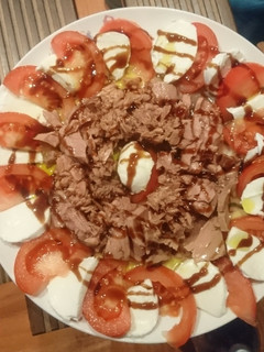 Una foto de Ensalada caprese a mi manera