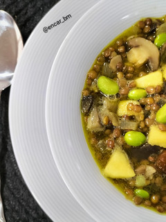 Una foto de Lentejas con setas, edamame y manzana al curry