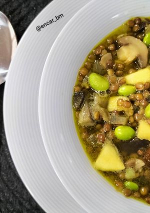 Una foto de Lentejas con setas, edamame y manzana al curry