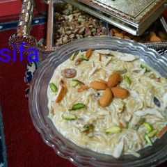 A picture of Gur seviyan with custard.