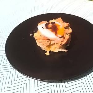 Redondito de salmón, aguacate y patata coronado con huevo ácido