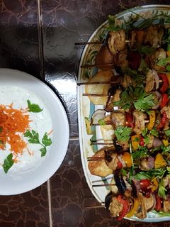 صورة لوصفة الشيش طاووق وسلطة الزبادي