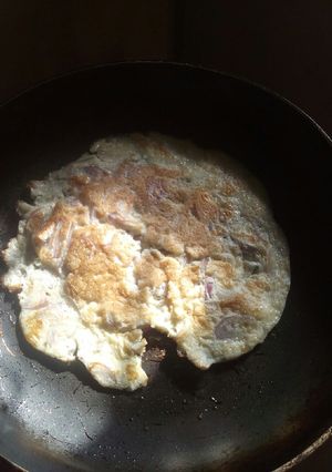 A picture of Onion eggs.