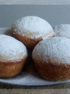 Una foto de Muffins de mermelada de durazno 🍑🍿