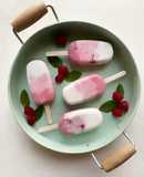 Paletas de helado de coco, frambuesas y arándanos keto