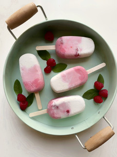 Una foto de Paletas de helado de coco, frambuesas y arándanos keto