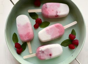 Una foto de Paletas de helado de coco, frambuesas y arándanos keto
