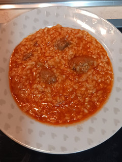 Una foto de Arroz con tomate y carne guisada