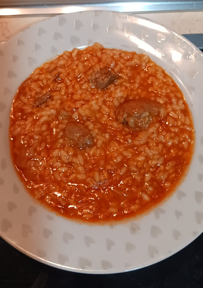 Una foto de Arroz con tomate y carne guisada