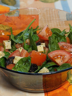Una foto de Ensalada de espinacas baby