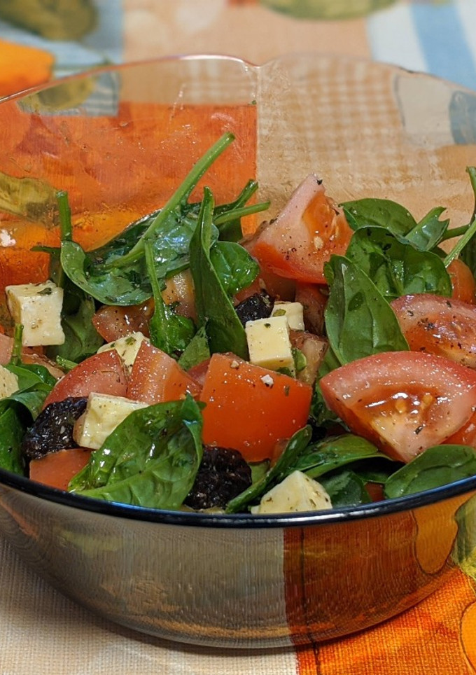 Una foto de Ensalada de espinacas baby