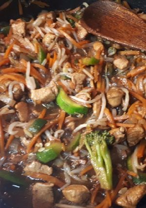 Una foto de Wok de pollo y verduras