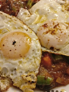 Una foto de Pisto con huevos fritos