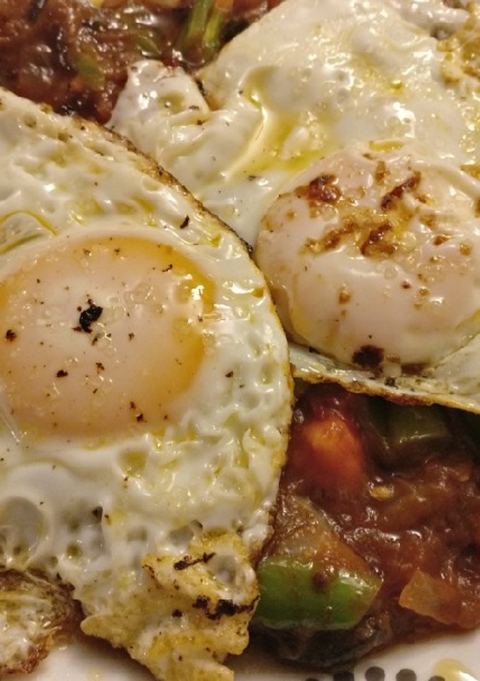 Una foto de Pisto con huevos fritos